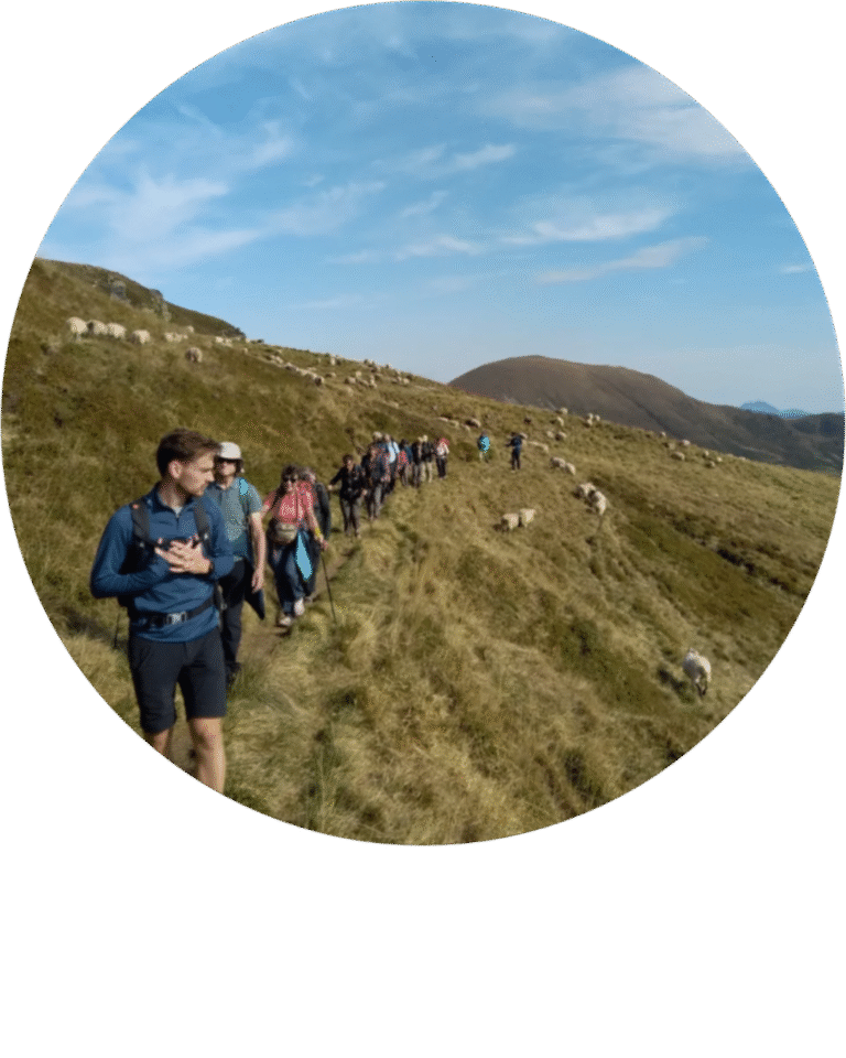 Martin Esnault, accompagnateur en moyenne montagne, sur les sentiers d’Auvergne